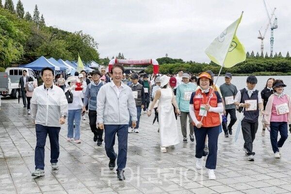 암 환우와 함께 걷는 이동환 고양시장/투어코리아뉴스 김경남 기자