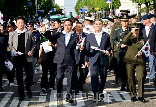 유정복 인천광역시장이 14일 동인천역 남광장에서 중구청까지 제75주년 인천상륙작전 기념 거리퍼레이드를 하고 있다.