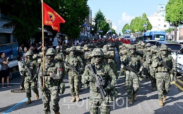 14일 동인천역 남광장에서 중구청까지 제75주년 인천상륙작전 기념 거리퍼레이드가 열리고 있다.
