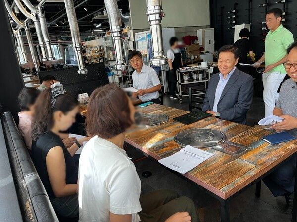 이계문 사장 에코랜드 수영장 주민협이회와 간담회 진행 모습(사진제공=남양도시공사)