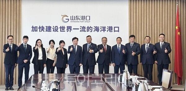 ​인천항만공사 이경구 사장(가운데)이 산둥성항무그룹 리펑리(李奉利) 총경리와 기념사진을 촬영하고 있다/투어코리아뉴스 정명달 기자​