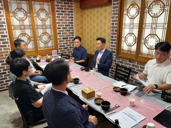 이계문 사장 직접체육문화센터 동호회와 간담회 진행 모습(사진제공=남양주도시공사)