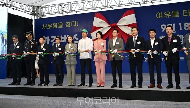 오세훈 서울시장이 17일 오전 한강버스의 취항을 기념하는 리본커팅을 하고 있다.&nbsp;/사진=서울시