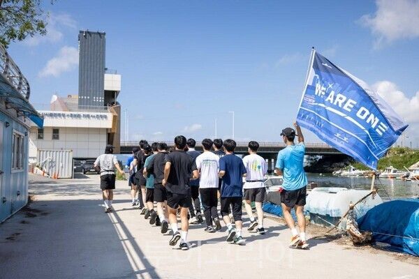 위아원 부산경남서부지역연합회는 최근 강변 산책로와 장림포구 일대에서 특별한 캠페인인 ‘플로깅’ 활동을 진행했다. /사진-위아원 부산경남서부지역연합회