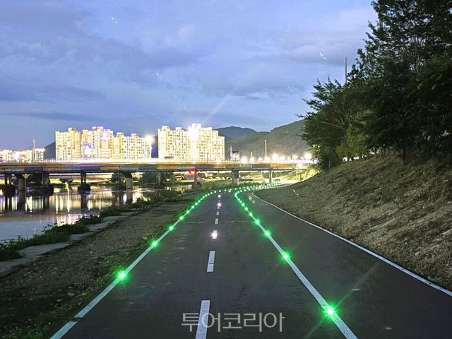 황룡강 자전거길에 설치된 활주로형 엘이디(LED) 표지병/사진=장성군