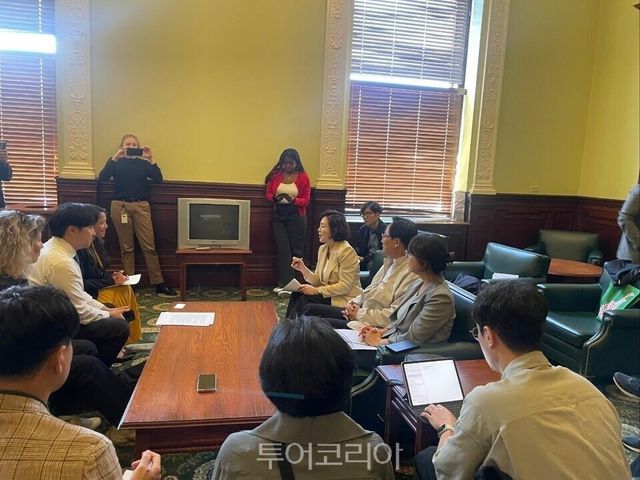 서울시의회 문화체육관광위원회 위원들이 미국 매사추세츠주 의회를 공식 방문해 간담회를 갖는 모습/사진=서울시의회