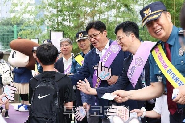 도성훈 인천광역시교육감이 17일 인천연성초등학교에서 학생, 교직원, 학부모, 연수경찰서, 교육청 관계자 등 교육공동체가 함께하는 학교폭력 예방 ‘제비꽃길 캠페인’에 참여하고 있다.