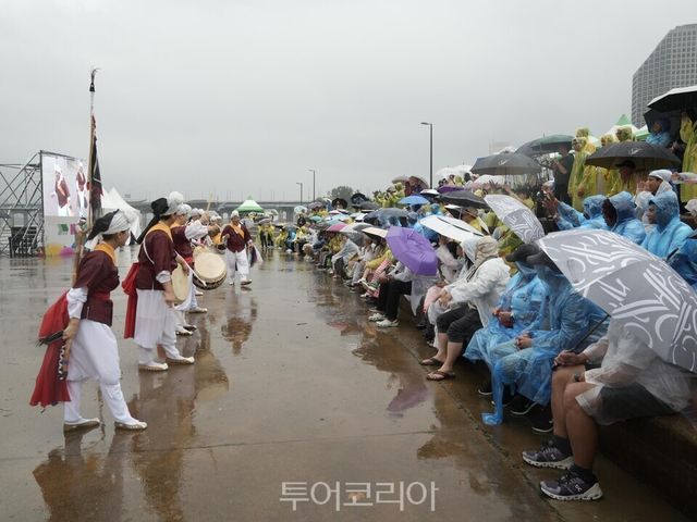 WSB 임직원들이 여의도 한강공원에서 팀빌딩 프로그램 ‘WSB 케이데이(K-Day)’에 참여하고 있다./사진=서울시