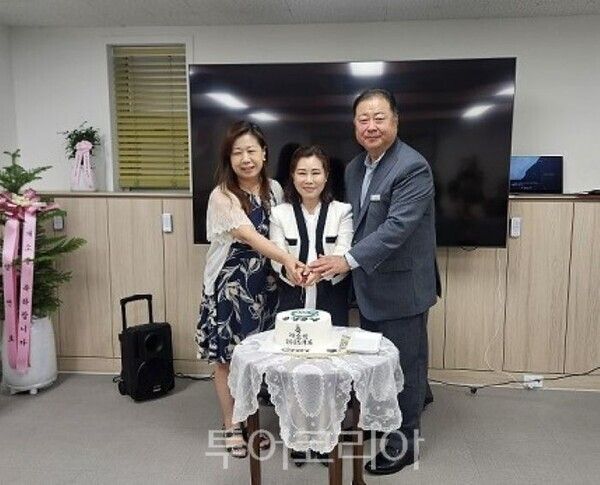 경기 북부 지역 유일 성매매피해자 자활지원센터 개소식에 참석한 김경일 시장(오른쪽 첫번째)/투어코리아뉴스 김경일 시장