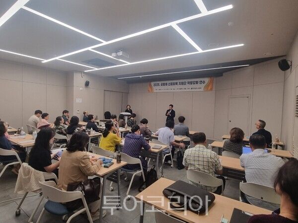 전남도교육청은 17일 나주에서 ‘공동체 신뢰회복 지원단’ 위촉식과 역량강화 연수를 가졌다. /사진-전남도교육청