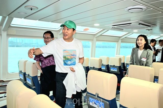 오세훈 서울시장이 17일 오전 '한강버스 취항식'을 마친 후 한강버스에 승선해 내부를 둘러보고 있다./사진=서울시