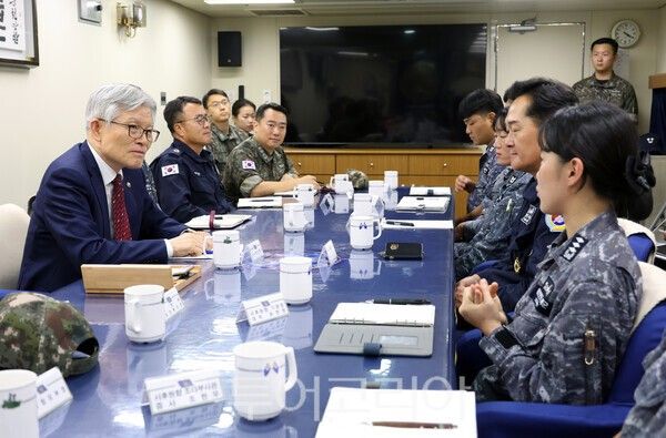 최동석 인사처장이 16일 평택 해군 제2함대를 방문해 함정 근무 여건을 직접 살펴보고 현장 의견을 수렴했다. /사진-인사처