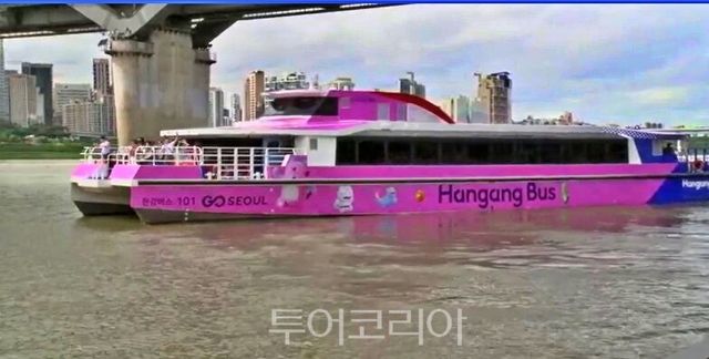 18일 오전 11시 정식 운행을 시작한 ‘한강버스’