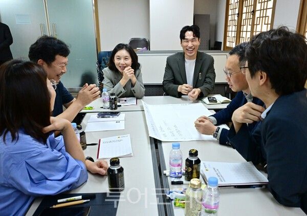 의회 사무처의 관리자들과 대화 나누는 최호정 의장/사진=서울시의회