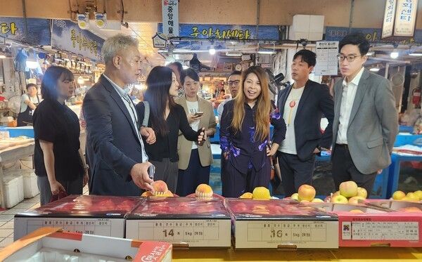 홍콩 경제무역대표단이 경주 전통시장을 견학하고 있다./사진-경주시