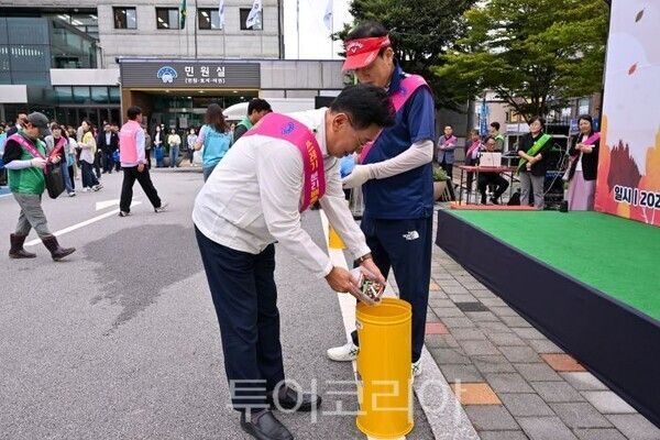 국토대청결운동에 함께한 전진선 군수/투어코리아뉴스 김경남 기자