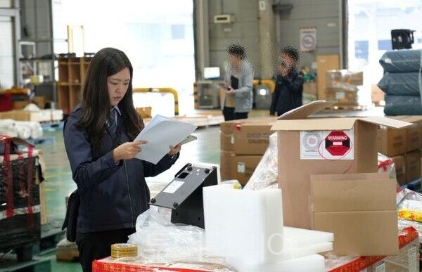 수출입화물 검사하는 인천공항세관 직원/투어코리아뉴스 정명달 기자