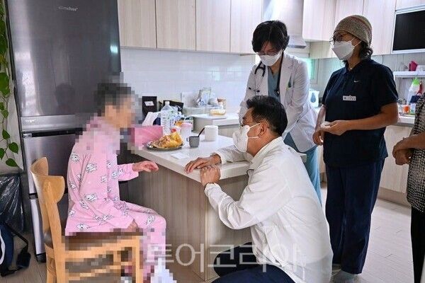 누구나 돌봄 대상 어르신 댁 동행방문한 전진선 군수/투어코리아뉴스 김경남 기자