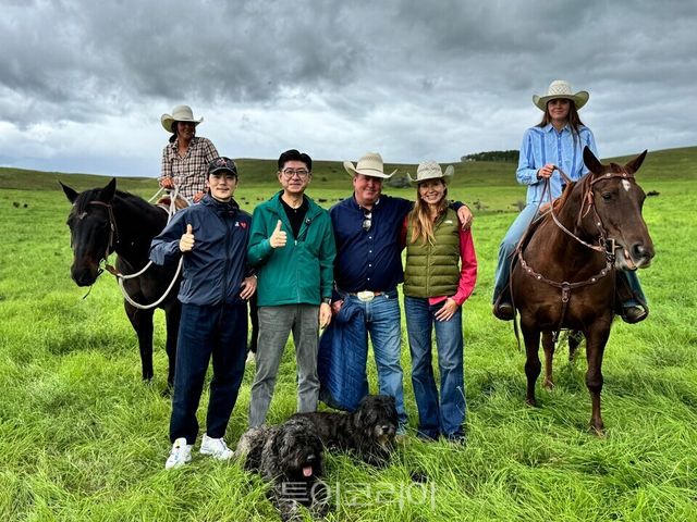 알버타 주의 치눅(Chinook) 목장을 방문한 신종철 총괄 셰프와 김강우 배우 ⓒ캐나다관광청