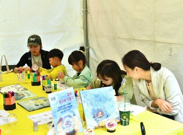 체험부스에서 독서대전을 즐기고 있는 어린이들