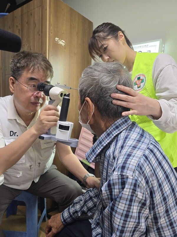 국제의료봉사단체 그린닥터스재단과 온병원 의료봉사단이 지난 20일 한산면 매물도 당금마을과 대항마을을 찾아 주민 30여명을 진료하고 영양제 등을 처방한 가운데 정근 이사장이 안과 진료를 하고 있다/사진제공=그린닥터스)