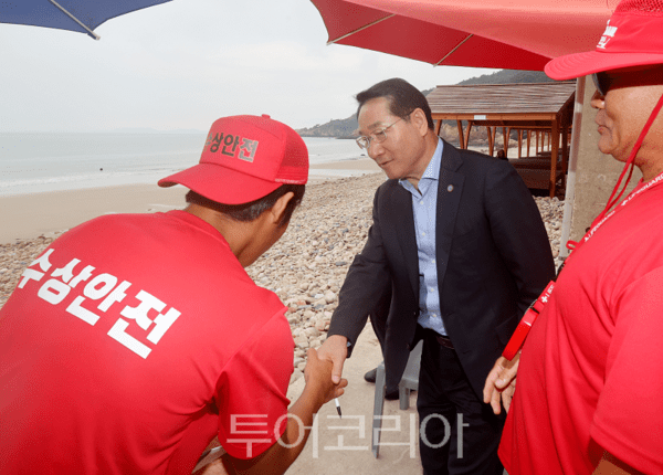유정복 시장이 옹진군 연평면 구리동해수욕장을 방문해 안전상황을 점검하고 있다.(2025.8.9.)