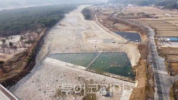 김인중 농어촌공사 사장은 지난 18일 속초 쌍천2지하수댐을 방문해 운영 현황을 점검했다. /사진-한국농어촌공사