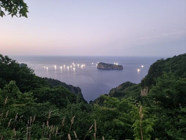 죽도와 오징어배 (사진제공=남한권페이스북)