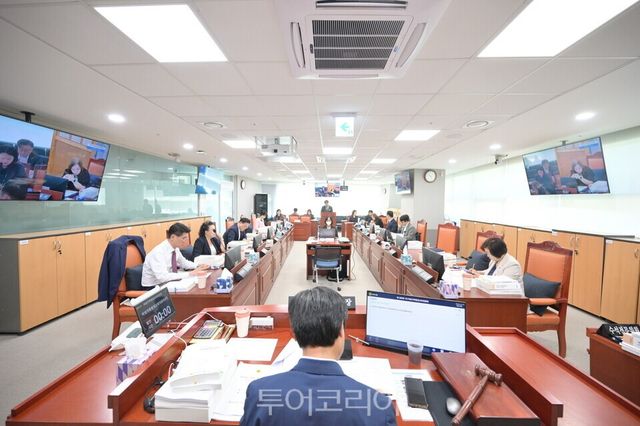 지난 10일 여성가족평생교육위원회 상임위원회 회의실에서 소관부서인 미래평생교육국, 여성가족국, 이민사회국을 대상으로 2025년도 제2회 경기도 추가경정 예산안 및 기금운용계획 변경안 심사가 이뤄지고 있다./사진=경기도의회