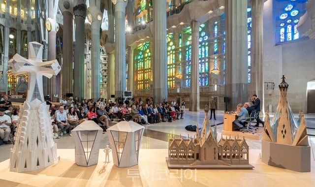 사그라다 파밀리아의 예수 그리스도 탑과 성모승천 경당에 대한 건축 현황 발표를 진행하고 있다 사그라다 파밀리아 예수 그리스도 탑이 건축되고 있는 모습