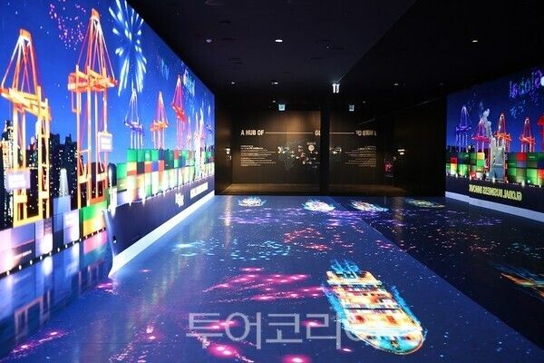 IFEZ 홍보관은 지난 2015년 3월 개관한 시설로 인천경제자유구역의 개발 역사와 미래 비전을 살펴볼 수 있다. 10년 만인 올 7월 새단장을 마치고, 도심의 랜드마크이자 글로벌 홍보 플랫폼으로 자리매김하고 있다./IFEZ 홍보관 미디어 터널