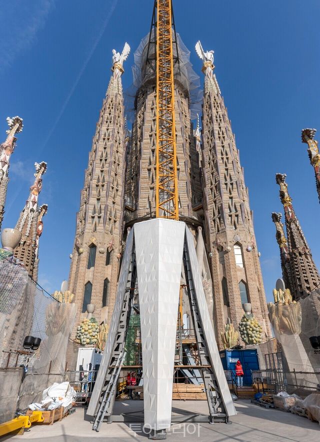 &nbsp;사그라다 파밀리아 예수 그리스도 탑이 건축되고 있는 모습