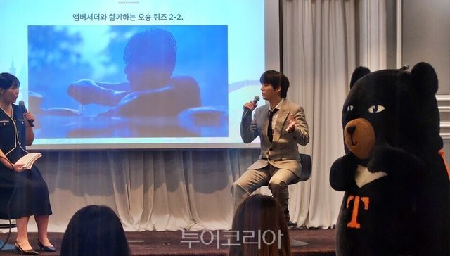 오숑이 온천을 즐기는 몸짓을 보여 준 후, 규현이 이를 맞추고 대만의 온천 매력을 알렸다.&nbsp;