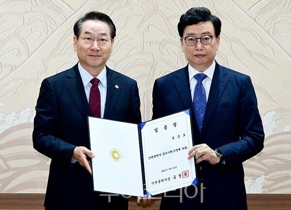 유정복 인천광역시장이 25일 시청 접견실에서 유중호 홍보기획수석에게 임용장을 수여하고 있다.