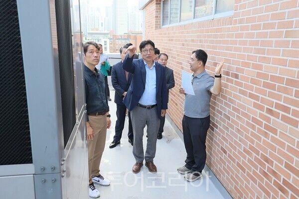 도성훈 인천광역시교육감은 25일 신현여자중학교를 방문해 중대재해 예방을 위한 학교 안전관리 현황을 점검하고 있다.