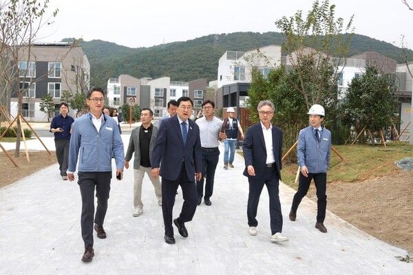 경주시장이 직접 APEC 지원인력 숙소 현장을 점검하고 있다./사진=경주시