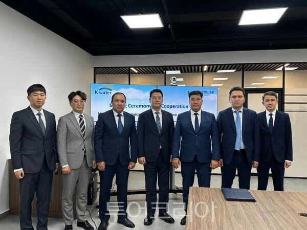 한국수자원공사가 지난 24일 카자흐스탄 아스타나에서 현지 물관리 기관인 카즈보드코즈와 업무협약을 체결했다. /사진-한국수자원공사