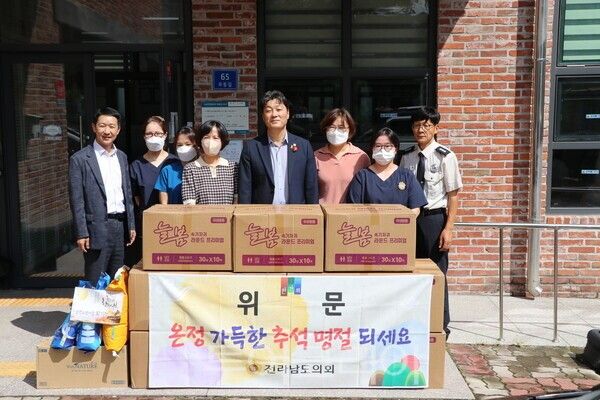 서동욱 전남도의원이 26일 순천 지역 사회복지시설을 방문해 위문품을 전달하며 온정을 나눴다. /사진-전남도의회