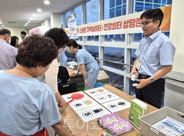 KBI그룹 의료부문 갑을의료재단 갑을장유병원이 25일 김해시서부노인종합복지관 3층 대강당에서 '제18회 치매극복의 날'을 기념해 시민 300여 명을 대상으로 건강체험부스를 운하고 있다.