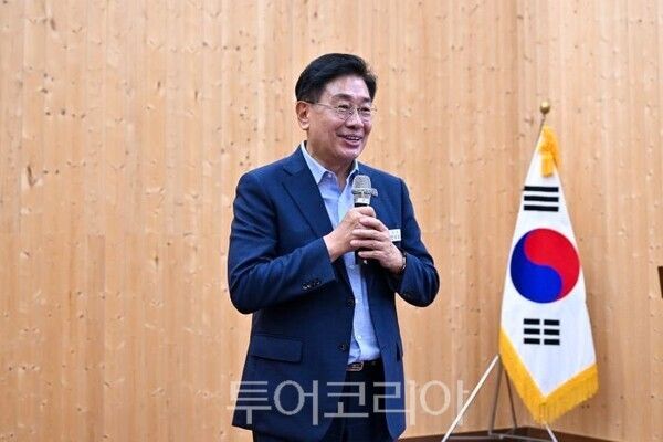 정원산림 현장근로자 안전보건 교육하는 전진선 군수/투어코리아뉴스 김경남 기자