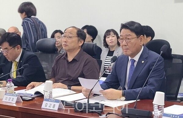 26일 오후 국회의원회관 제7간담회실에서 여당 의원 11명의 공동주최로 열린 '인천 공공의료 확충과 인력양성을 위한 국회 토론회'에서 김교흥 의원이 발언을 하고 있다.&nbsp;2025.09.26. / 투어코리아 이창호 기자