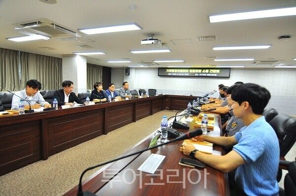 인천 서구의회 기획행정위원회 김원진 위원장과 쏙 의원들이 지난 24일 서구의회에서 청원경찰의 처우 개선과 복리후생 증진을 위해 청원경찰들과 소통 간담회를 개최하고 있다.