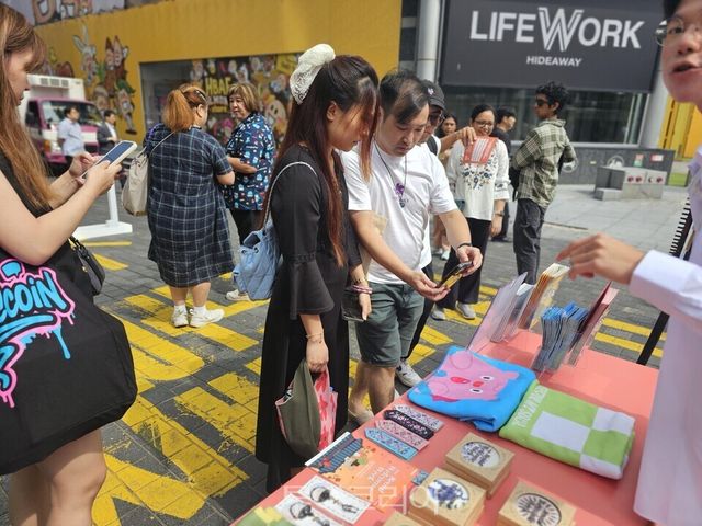 환대 굿즈 및 이벤트 참여하는 외국인 관광객&nbsp;/사진=서울시