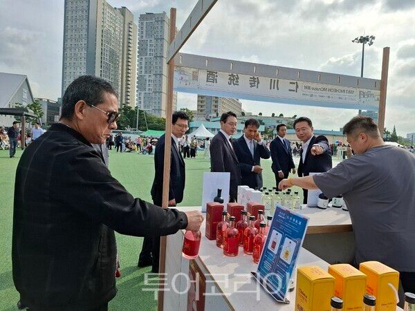 인천시가 북중국 천진을 출발한 천진동방국제크루즈의 드림(Dream)호가 29일 인천항 크루즈터미널에 입항해 북중국발 첫 크루즈 환대행사를 개최하고 있다.