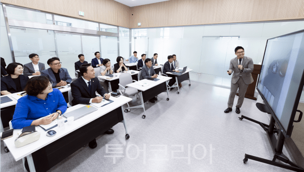 김포시의회가 3일 시의회 브리핑룸에서 시의원의 윤리적 리더십을 강화하고 조직 내 청렴 문화를 확립하기 위한 청렴 교육을 실시하고 있다.