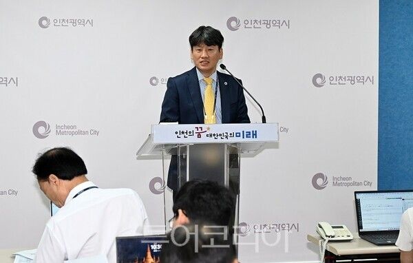 홍준호 행정국장이 3일 시청 브리핑룸에서 행정국 소관 현안 관련 기자브리핑을 하고 있다.