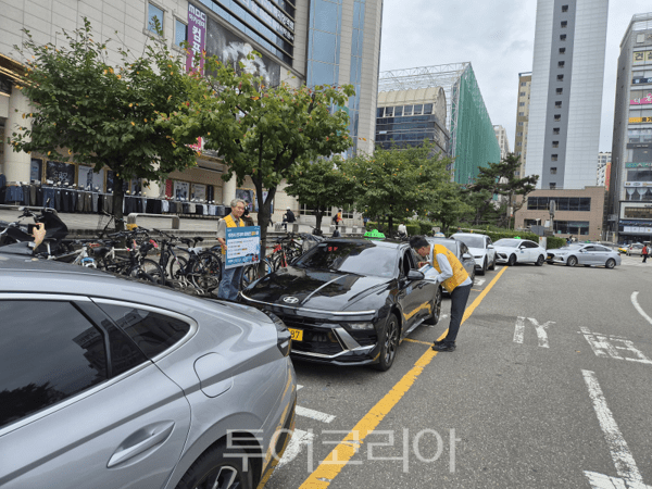 인천시가 자동차 연료 낭비와 대기오염물질 배출을 억제하고 쾌적한 대기환경을 조성하기 위해 군·구와 함께 자동차 공회전 합동 단속을 실시하고 있다.