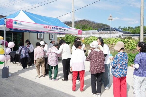 청송군 치매안심센터 직원들이 취약계층에 실종예방 캠페인을 전개하고 있다./사진-청송군