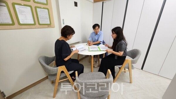 이음교육 현장지원단이 맞춤형 컨설팅을 진행하고 있다. /사진-충남도교육청