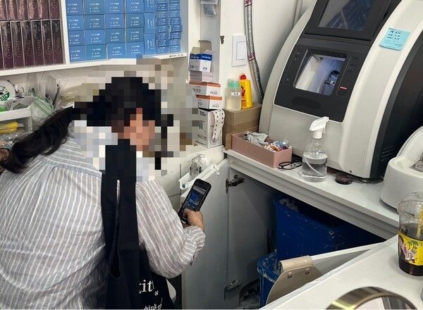 안경원 렌즈 제작시설 폐수 처리 여부 점검 모습(사진제공=서초구청)